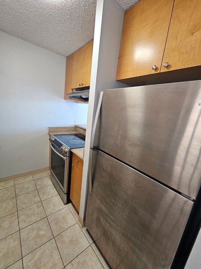 Building Photo - Bright 2-Bedroom Condo with Lanai