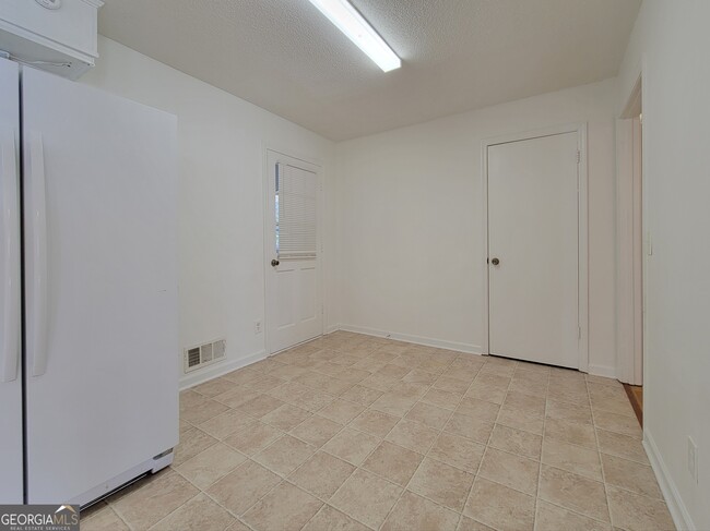 Building Photo - 304 E Broad St