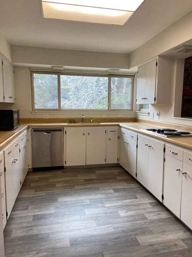 Building Photo - Newly Remodeled