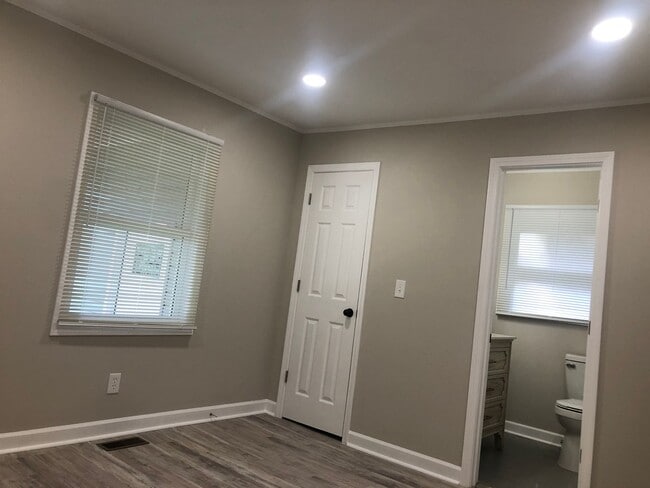 Building Photo - MOVE-IN READY!