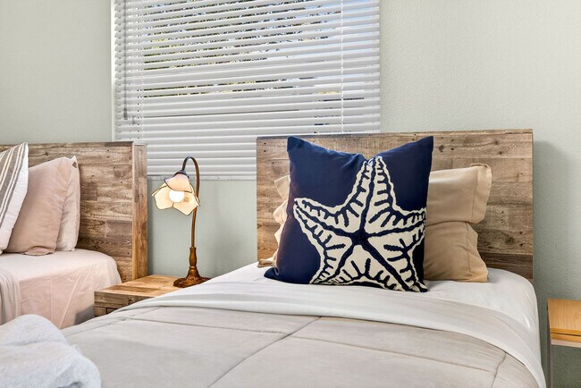 Building Photo - 1412 Gladys Cir