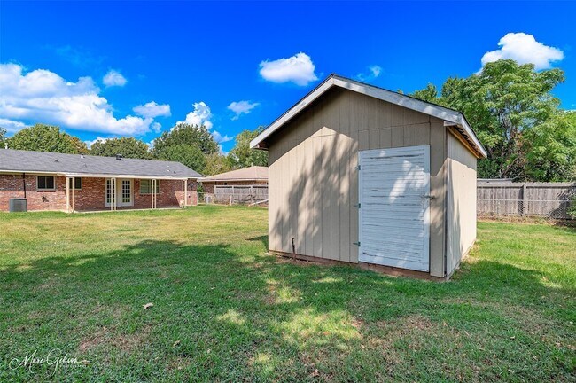 Building Photo - 2121 Venus Dr