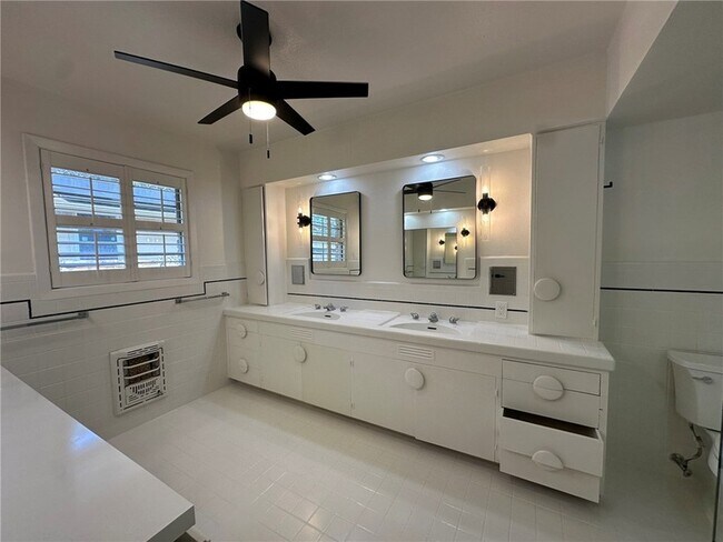 Building Photo - 301 Bermuda Pl