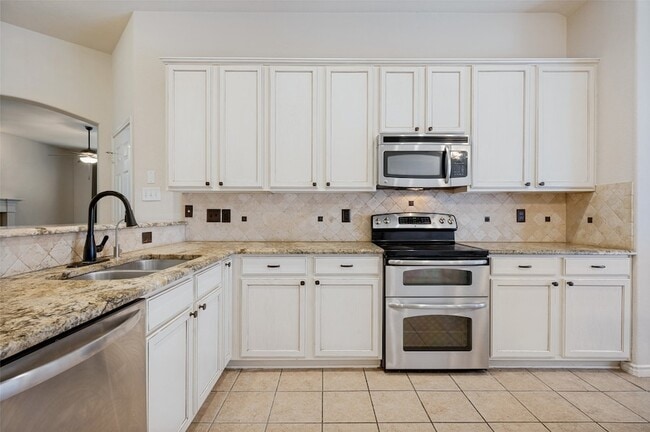 Building Photo - 1615 Bur Oak Dr