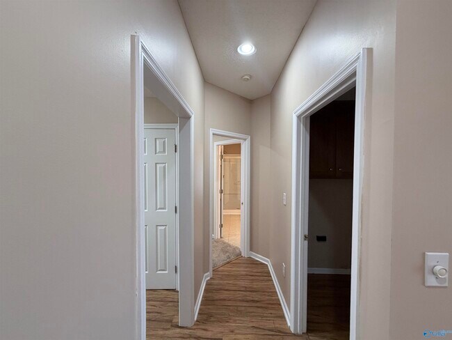 Building Photo - 2813 Willowick Tr SE