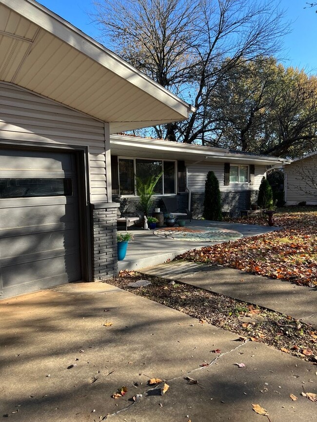 Building Photo - Brentwood - 3 bedroom, 1.5 bathroom, 1 car...