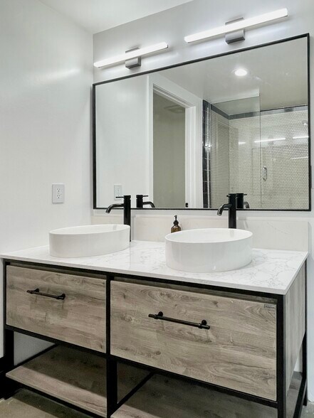 Building Photo - 4111 Sunset Blvd