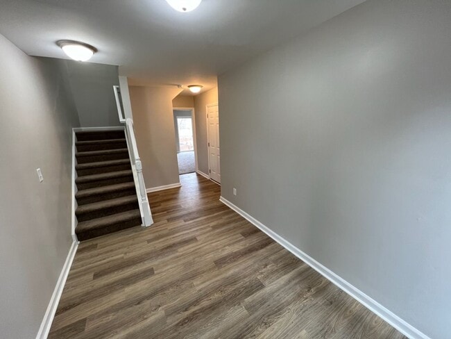 Building Photo - Beautiful Townhouse w/ 1st Floor Bedroom