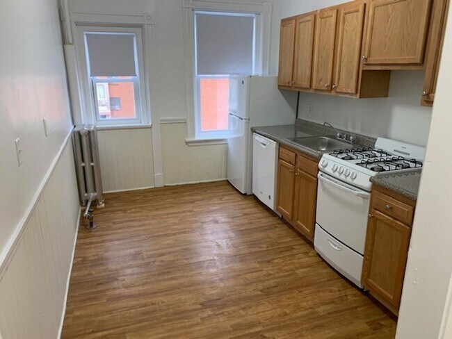 Building Photo - 3BR or 4BR near B/C trains, Wash Sq, heat ...