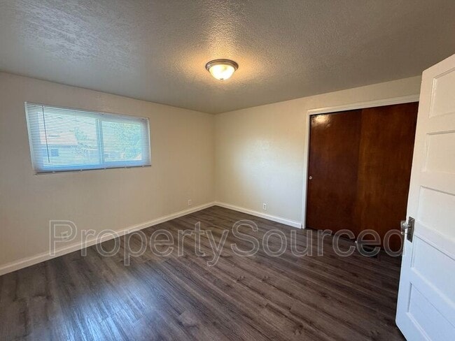 Building Photo - 208 N Acacia Ave
