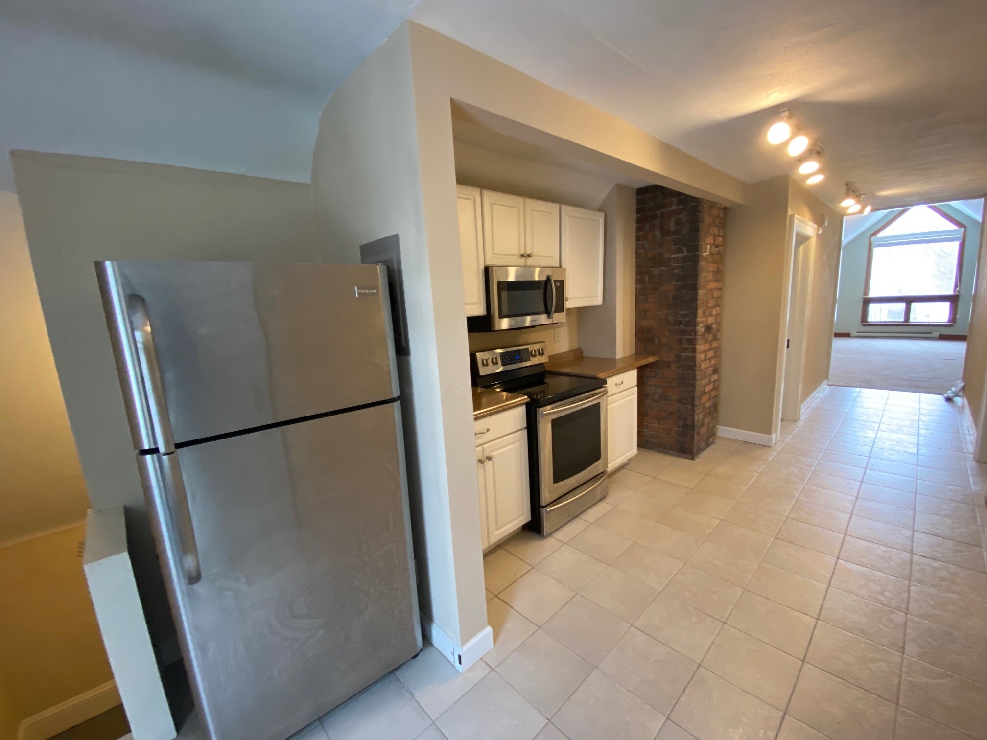 Kitchen - 1471 Grand Ave