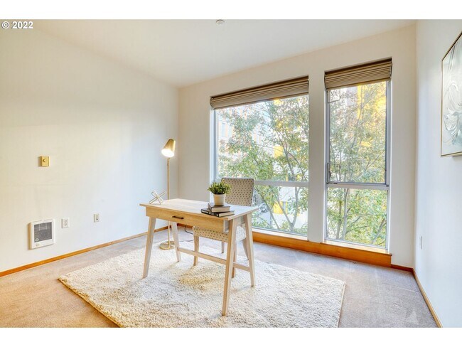 Building Photo - Lovely Corner unit in the Pearl District