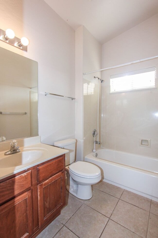 Building Photo - 3 bed 3 bath Townhome in Boulder Park