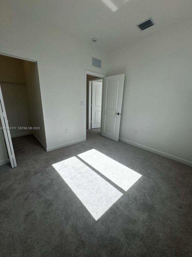 Building Photo - 632 SE 14th Ct