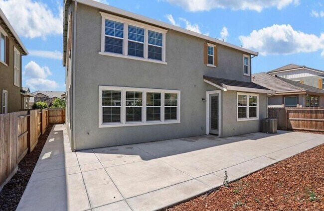 Building Photo - Beautiful 5 Bedroom, 3 Bath Tracy Home / B...