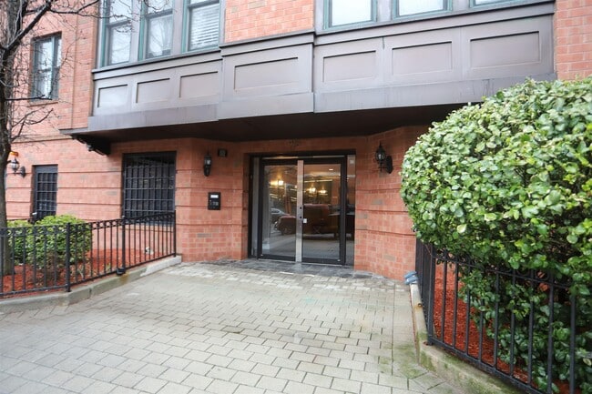 Building Photo - 915 Madison St