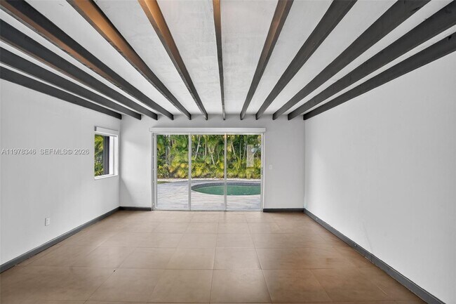 Building Photo - 425 NE 114th St