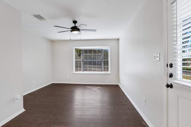 Building Photo - 3404 Plantation Rd