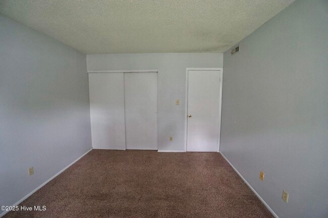 Building Photo - 115 Village Cir