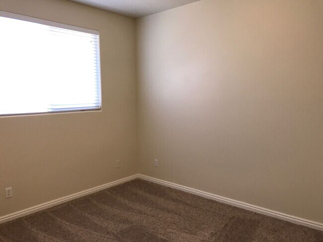 Building Photo - 3 Bedroom 2 Bath - Canyon View