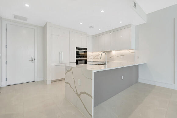 Building Photo - 220 Lake Shore Dr