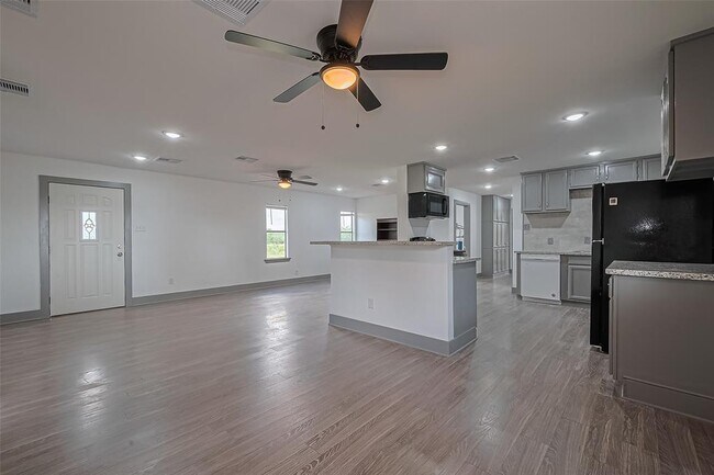 Building Photo - 22334 FM 762 Rd
