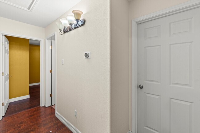 Building Photo - 2106 Mallorca Dr