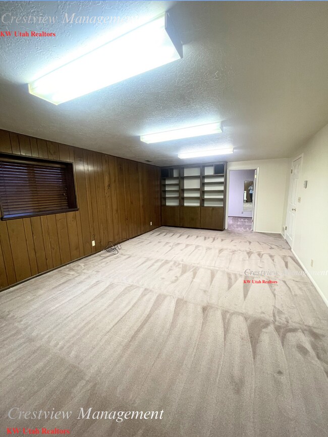 Building Photo - Charming Home with Expansive Yard in Prime Draper Location