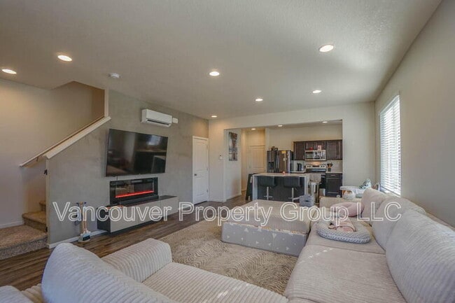 Building Photo - 2001 NE 4 Seasons Ln