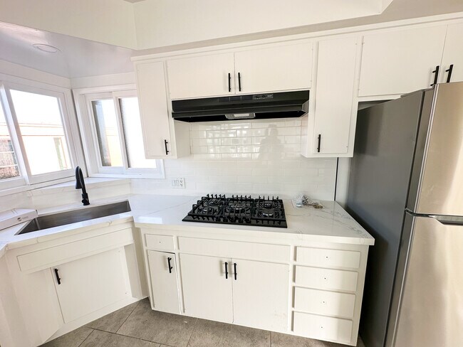 Building Photo - 233 6th St