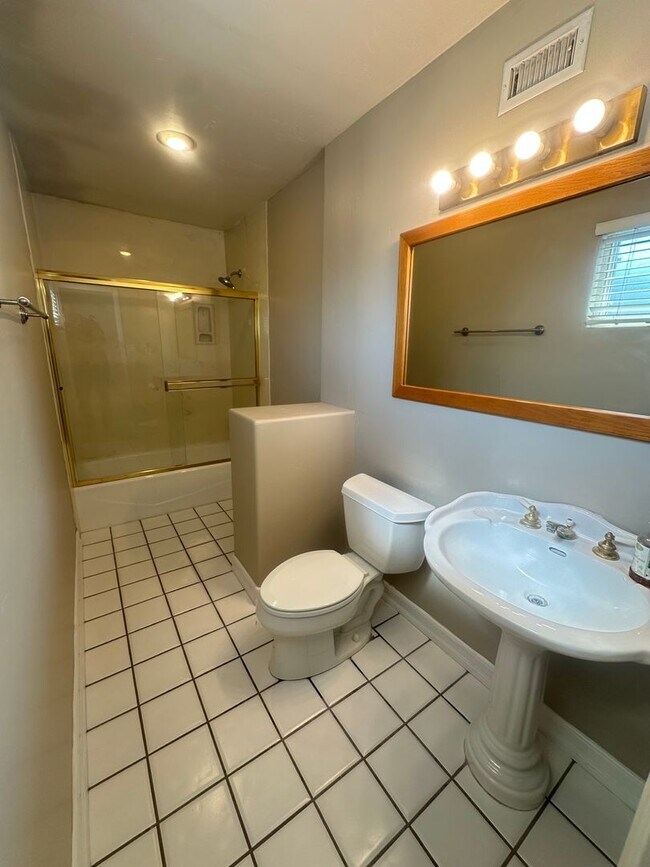 Building Photo - Beautifully landscaped 3BR/2BA house in La...