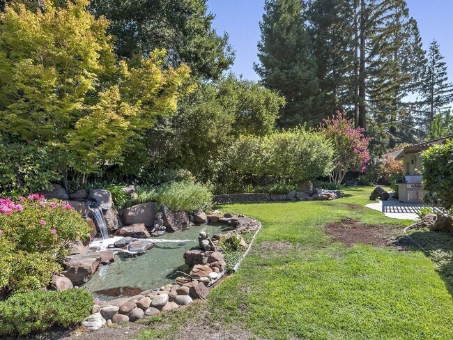 Building Photo - Pet Friendly Home Located in Highly desirable area of Menlo Park