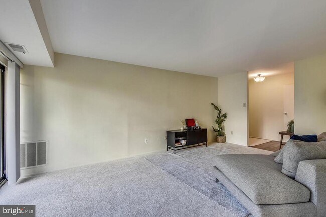 Building Photo - 2044 Royal Fern Ct