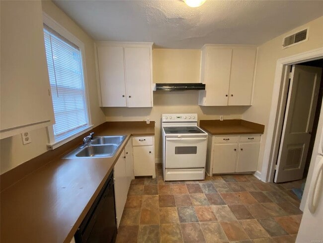 Building Photo - 3385 Le Bron Rd