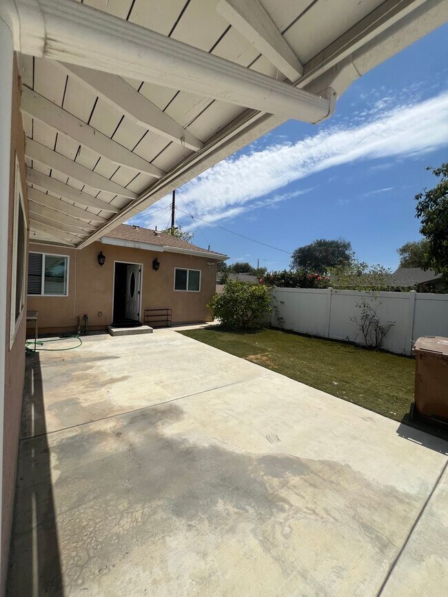 Building Photo - 1830 W Bernardy Pl