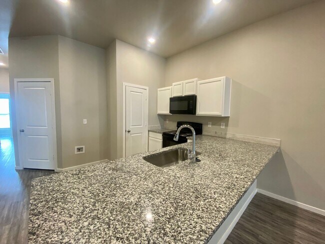 Building Photo - Introducing Your Dream Home: Spacious and Stunning 3 Bed, 2 Bath Haven Ready for You!