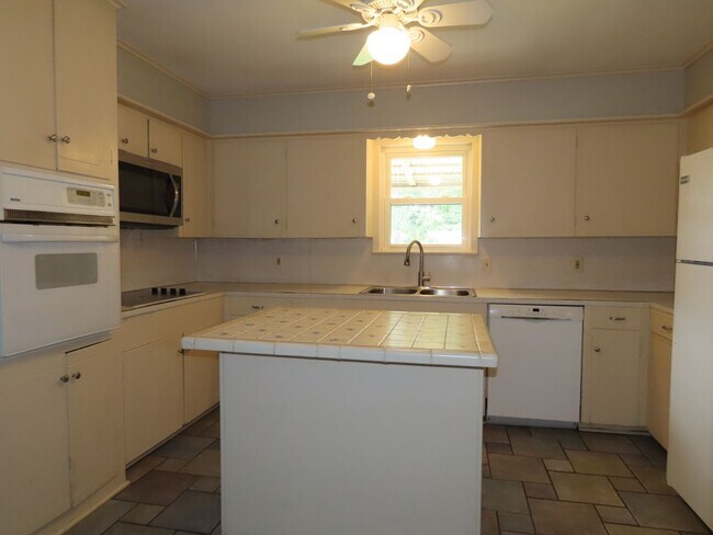 Building Photo - Cozy 3 Bedroom 2 Bathroom In Tyler!!