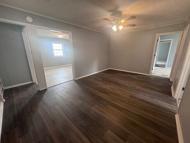 Building Photo - 908 Rochester Dr