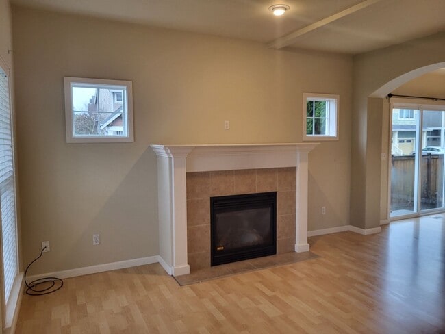 Building Photo - **$200 Move In Special**Beautiful 3 Bed 2.5 Bath 3 story home in South Hill Puyallup