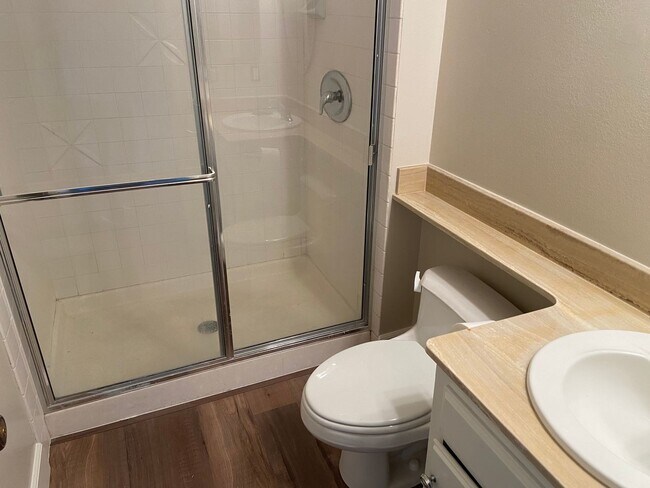 Building Photo - Updated 5 Bed, 3 Bath in Lomas Santa Fe Hi...