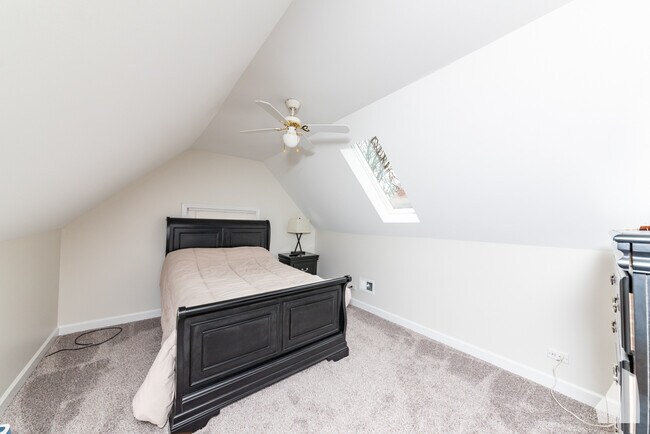 Building Photo - 2428 W Carmen Ave