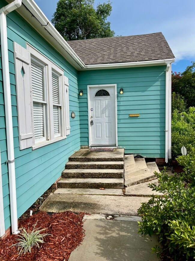 Building Photo - Charming Cottage in the Heart of Hammond! ...