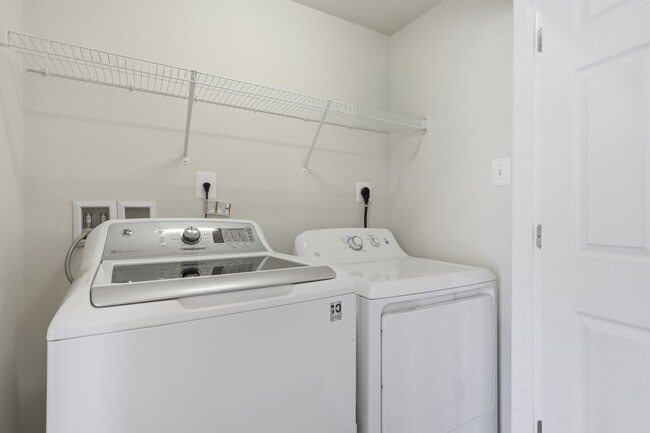 Building Photo - 3 Bed/2.5 Bath End-of-Row Beltsville Townhome