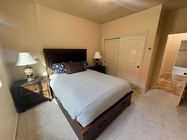 Building Photo - Short Term Fully Furnished Rental! Available May 1st - October 31st!