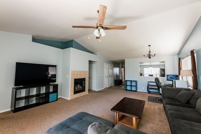 Building Photo - 3BD/2BA in Cross Creek Community