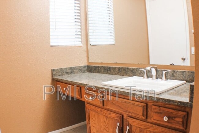 Building Photo - 2146 W Isabella Ave