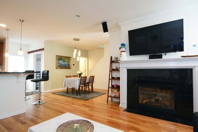 Building Photo - 2-Bed, 3-Bath Townhouse in a Great Location!