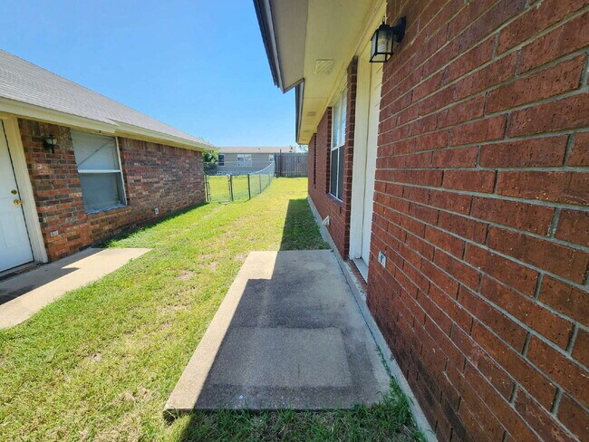 Building Photo - 3204 Toledo Dr