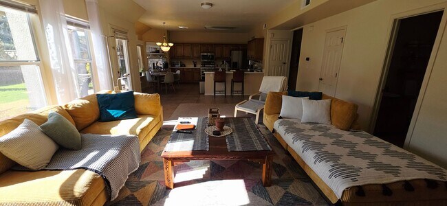 Building Photo - Stunning 4 bedroom, 3 bath home in West El Paso! NO APPLICATION OR ADMIN FEE!