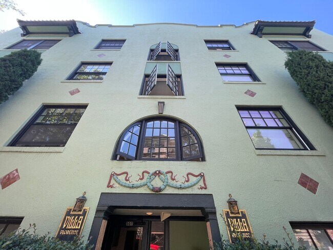 Building Photo - 1/2 Month Free! Cheerful, Spacious Studio ...